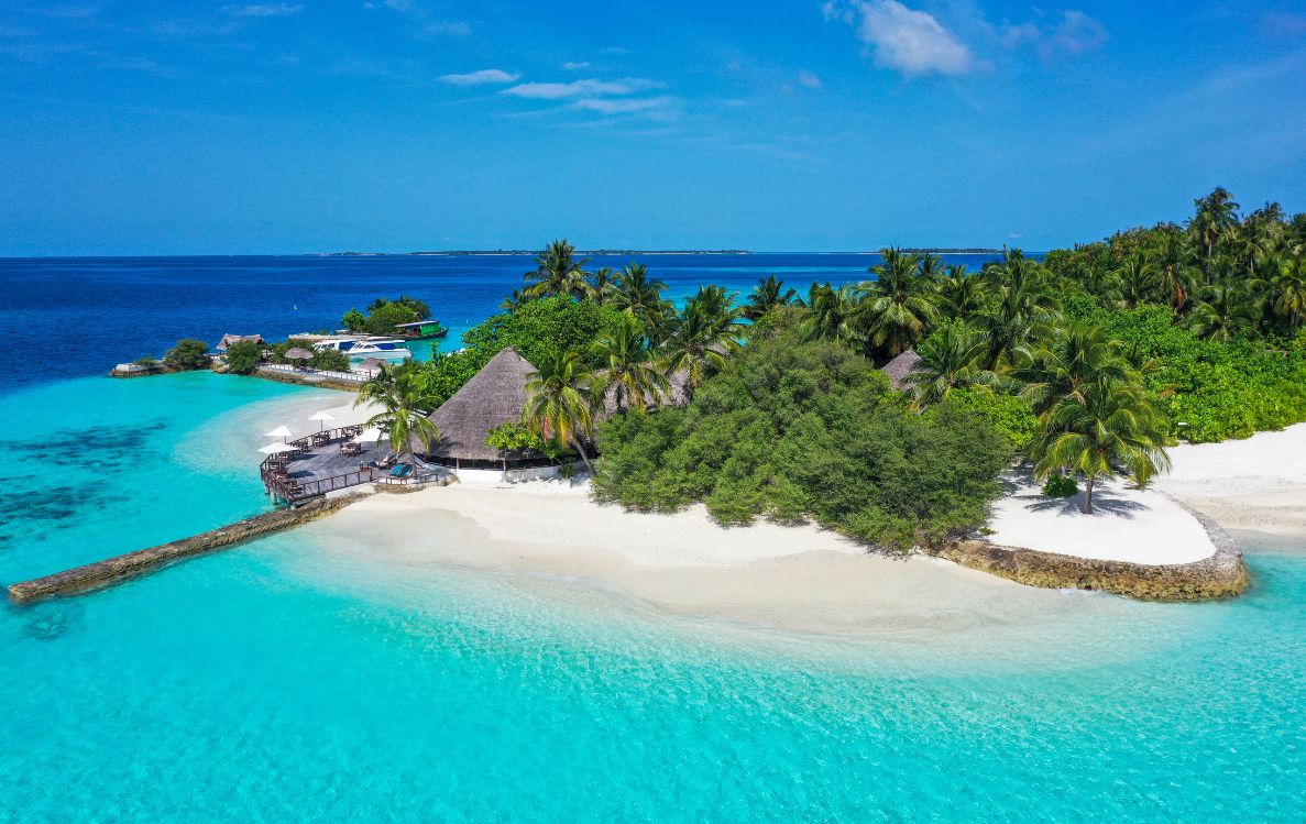 Embrace Quiet Tides and Shared Days at Makunudu Island